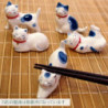 Porte-baguettes Maneki neko tacheté bleu en porcelaine (L5 à 6cm)
