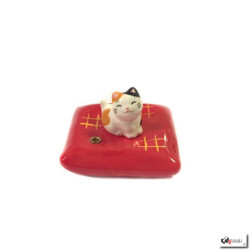 Porte-encens Maneki neko sur coussin rouge en porcelaine (Miké)