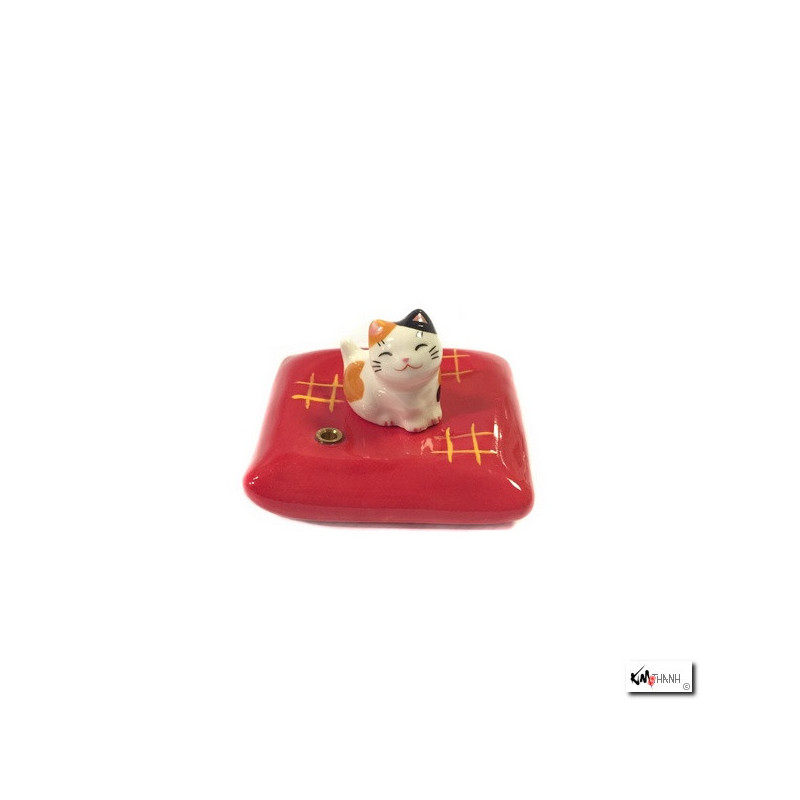 Porte-encens Maneki neko sur coussin rouge en porcelaine (Miké)