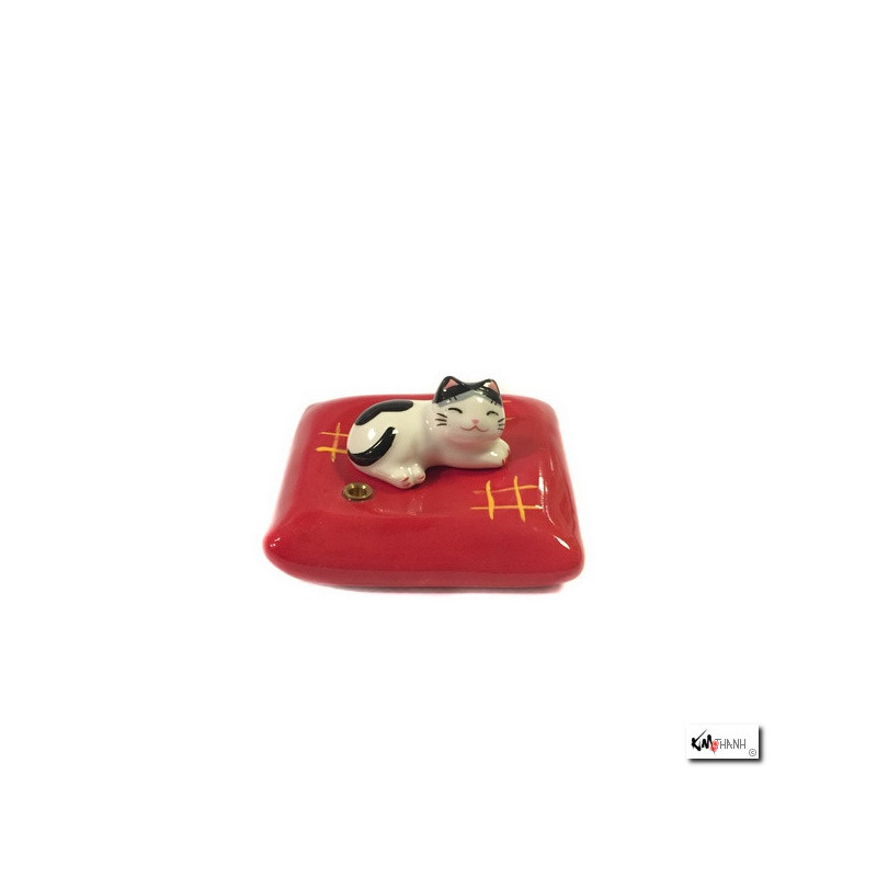 Porte-encens Maneki neko sur coussin rouge en porcelaine (Noir et blanc)
