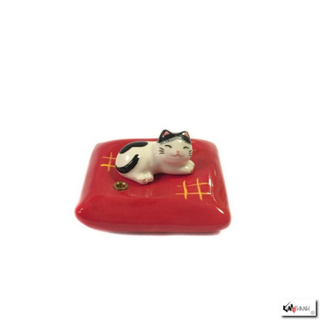 Porte-encens Maneki neko sur coussin rouge en porcelaine (Noir et blanc)
