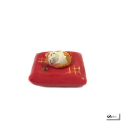 Porte-encens Maneki neko sur coussin rouge en porcelaine (Tigré)