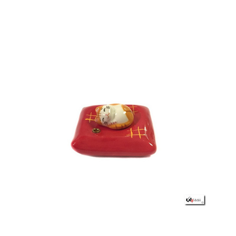 Porte-encens Maneki neko sur coussin rouge en porcelaine (Tigré)