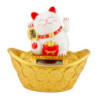 Maneki neko animé 100% solaire sur un gros lingot et pièces d'or (Bonheur et Richesse) blanc h11cm