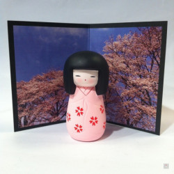Kokeshi en argile peinte ROSE (h9cm)