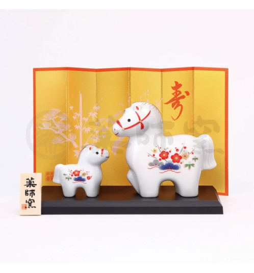 Figurine Zodiaque ChEVAL 2025 blanc FAMILLE 3 AMiS de L'HiVER en argile (L10*h9*p4.5cm)