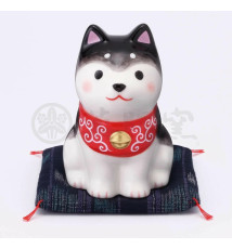 Figurine en porcelaine ShibA noir sur coussin Shibori (h7.5cm)