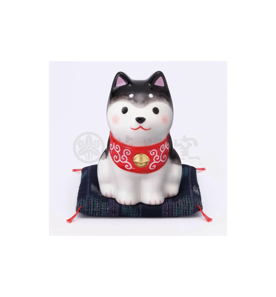 Figurine en porcelaine ShibA noir sur coussin Shibori (h7.5cm)