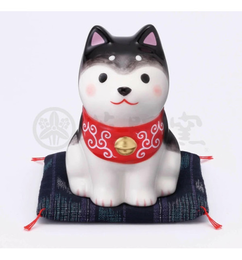 Figurine en porcelaine ShibA noir sur coussin Shibori (h7.5cm)
