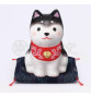 Figurine en porcelaine ShibA noir sur coussin Shibori (h7.5cm)
