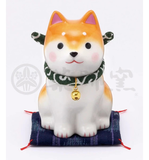 Figurine en porcelaine ShibA roux sur coussin Shibori (h10cm)