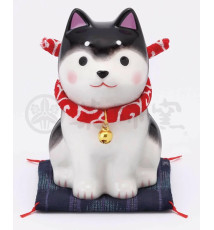 Figurine en porcelaine ShibA noir sur coussin Shibori (h10cm)