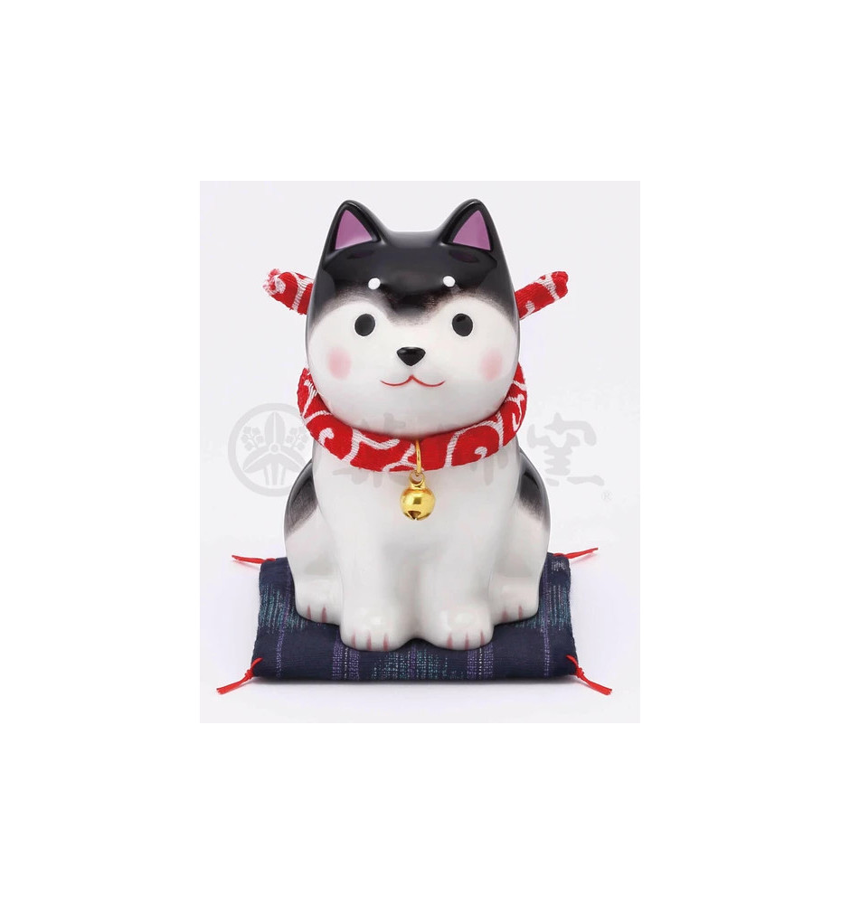 Figurine en porcelaine ShibA noir sur coussin Shibori (h10cm)