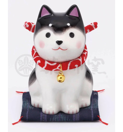 Figurine en porcelaine ShibA noir sur coussin Shibori (h10cm)