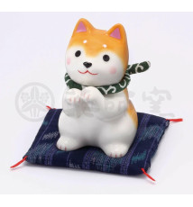 Figurine en porcelaine ShibA ACCUEUIL roux sur coussin Shibori (h10.5cm)