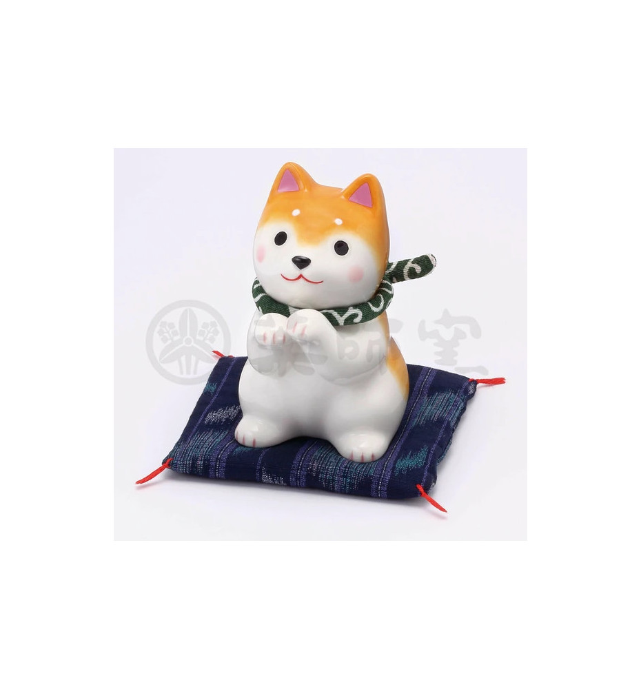 Figurine en porcelaine ShibA ACCUEUIL roux sur coussin Shibori (h10.5cm)