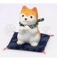 Figurine en porcelaine ShibA ACCUEUIL roux sur coussin Shibori (h10.5cm)