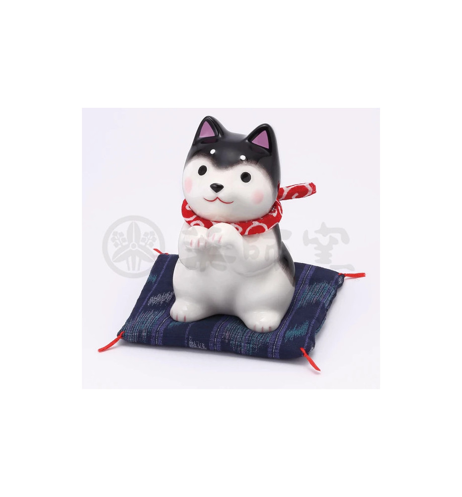 Figurine en porcelaine ShibA ACCUEUIL noir sur coussin Shibori (h10.5cm)