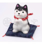 Figurine en porcelaine ShibA ACCUEUIL noir sur coussin Shibori (h10.5cm)