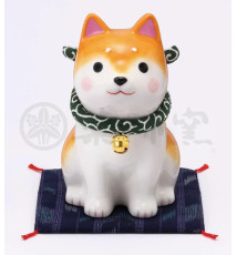 Figurine en porcelaine ShibA roux assis sur coussin Shibori (h14.5cm)